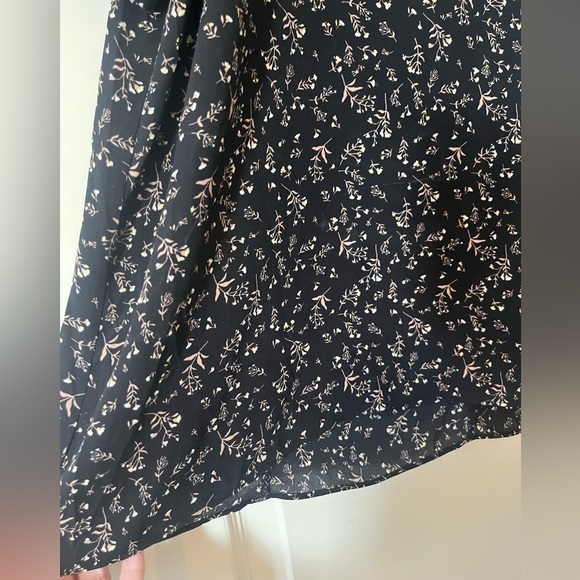 Everleigh Black Floral Short Ruffle Sleeve Women’s size medium - Picture 6 of 13
